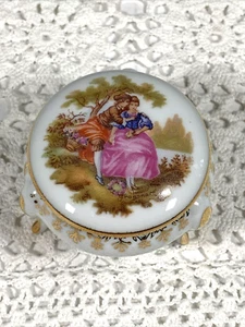 Vintage Limoges umwerbendes Paar Porzellan 3 Beine Schmuckschatulle Frankreich 1 7/8" x 1,75" - Bild 1 von 8