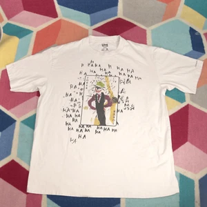 Uniqlo X DC Comics Basquiat Shirt LARGE Beige Joker Warner Brothers - Bild 1 von 6