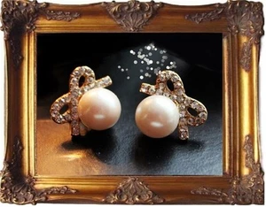 TREND OHRRINGE OHRSTECKER mit PERLE und SCHLEIFE mit  SCHMUCKSTEINEN ~ gold ~ - Bild 1 von 4