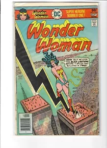 Wonder Woman #225 1976 - Picture 1 of 1