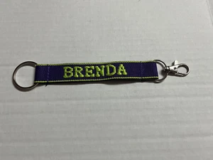 Brenda bestickte Namensband Schlüsselanhänger Schlüsselanhängsel mit Verschluss lila und grün - Bild 1 von 3