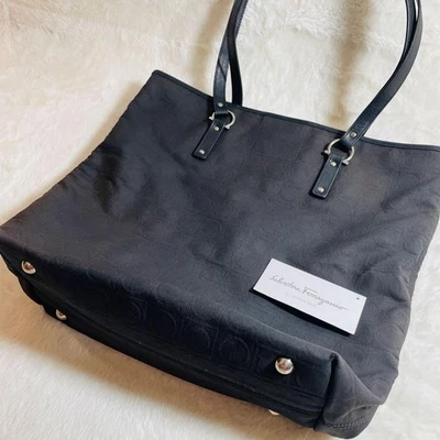 Bolso de Mano Ferragamo Gancini Patrón Bolso de Hombro con Asa de Cuero Negro Sin Usar Foto 1 de 4