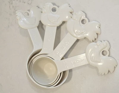Paula Deen Chicken Rooster Measuring Spoons Cups Plastic Nesting 4 Piece Set - Image 1 of 3