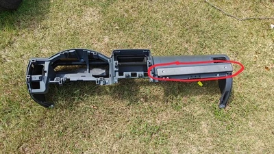 2002 - 2004 年日产 Frontier Xterra 乘客侧仪表板装饰银色原始设备制造商 — 第 1/4 张图片