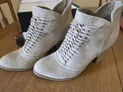 Botines trenzados de gamuza gris topo Fergalicious para mujer talla 8 Foto 1 de 4