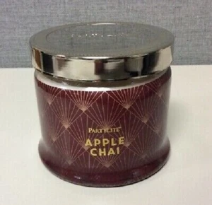 Partylite APPLE CHAI SIGNATURE 3-Docht GLASKERZE BRANDNEU NEU IM KARTON - Bild 1 von 1