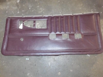 1982-85 Chevrolet Camaro passageiro interior porta direita painel cartão marrom vermelho - Imagem 1 de 4