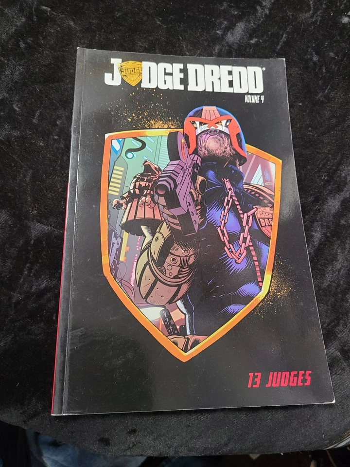 IDW Judge DREDD 第 4 卷贸易平装图形小说 13 名法官 — 第 1/2 张图片