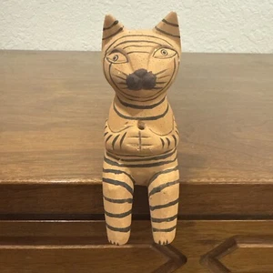 Vintage Carved Wooden Folk Art Striped Cat Seated Whimsical Figurine - Imagen 1 de 5