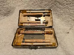 Custodia supporto metallo medico vintage con fiale etichette originali - Foto 1 di 9