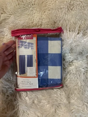 Conjunto de cortinas de cozinha Better Homes & Gardens xadrez e sólido denim azul - Imagem 1 de 3