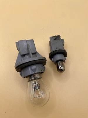 1988 - 1991 OEM Honda CRX EF Civic Turn Signal Light Bulb Corner Housing Socket - Image 1 of 4