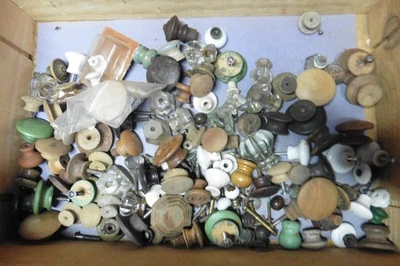 Lote de perillas de puerta tiradores cajones de gabinete vidrio madera latón etc. Foto 1 de 4