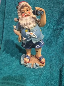 Statuina Babbo Natale Tropicale - 11,5" T-Resina. Costume da bagno spiaggia Babbo Natale camicia hawaiana. - Foto 1 di 4