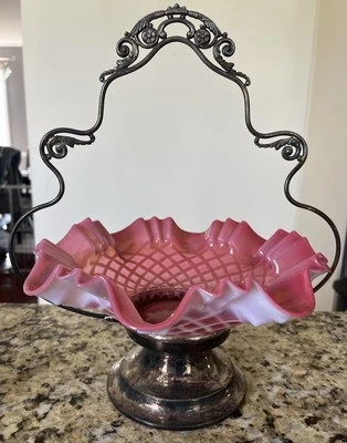 Cuenco victoriano de vidrio opalescente de arándano cesta de novia centro de mesa plateado Foto 1 de 4