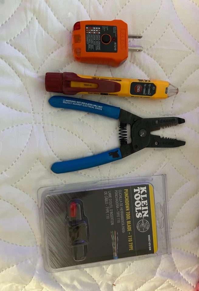 Klein Tools Lote 4 piezas cortador/cortador de cables, probador, cuchilla perforadora, probador de voltaje Foto 1 de 1