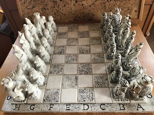 Schachbrett mit 32 Schachfiguren chinesische Motive unbespielt aus Keramin - Bild 1 von 12