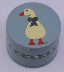 ÄLTERE HANDBEMALTE SCHMUCKSCHATULLE AUS HOLZ MIT GANS, SIGNIERTER SAP - Bild 1 von 4