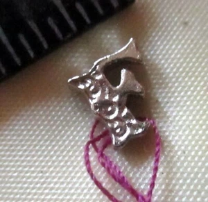 NEW ON CARD Vintage 1970s Silver Tone Monogram "F" Tie Tac Tack Lapel Pin - Imagen 1 de 2