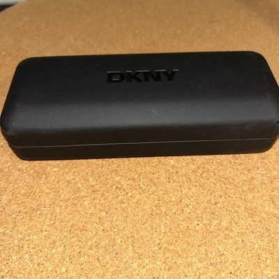 Estuche rígido negro mate DKNY para gafas de sol/ojos Foto 1 de 4