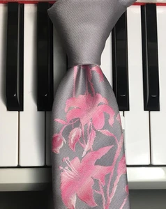 JF by J. FERRAR / Rosa Rosen & adrette Taglilien auf grauen Blumen Fantasy Poly Krawatte - Bild 1 von 10