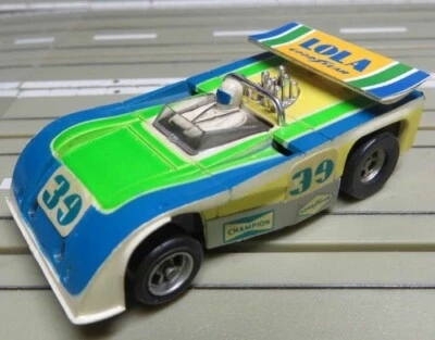 für Slotcar Racing Modellbahn -- seltener Lola T 260 + Schleifer/Reifen #EBS641 - Bild 1 von 3