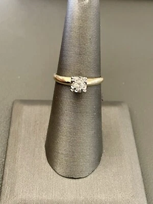 Anillo de compromiso solitario de diamantes de 0,12 quilates y oro amarillo de 14 k y paladio. S6.25 (BU80 Foto 1 de 4
