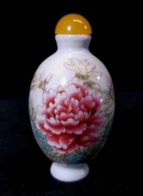 复古 20 世纪 60 年代白色瓷鼻烟瓶带红色和粉红色菊花标记未知 — 第 1/4 张图片