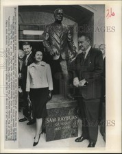 1965 Press Photo President, Mrs. Johnson Pose, Sam Rayburn House Office Building
