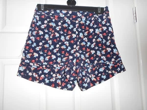 Z464: Glamorous, size 8, black floral shorts, size zip, polyester - Picture 1 of 1