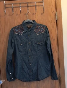 Cowgirl Legend Western Top Women's Medium Blue Denim Shirt Pearl Snaps NWT - Picture 1 of 10