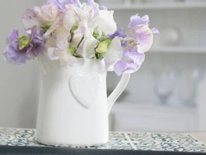 WHITE HEART MILK JUG VASE FLOWER CERAMIC GIFT VINTAGE PARTY WEDDING CHRISTMAS - Picture 1 of 7
