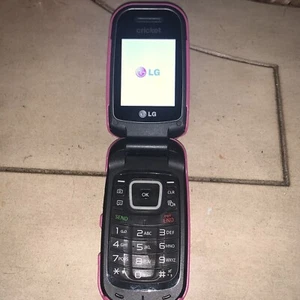 LG | True | Model:B460 | Black/Pink Cricket Rare International Phone (Untested) - Afbeelding 1 van 7