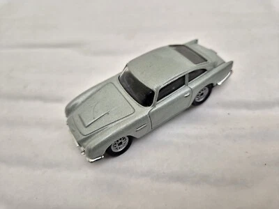 Corgi Classico 8CM James Bond 007 Aston Martin DB5 Modellino Giocattolo Auto - Immagine 1 di 4