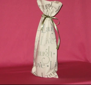 Portabotellas de vino/bolsa de regalo de tela hecha a mano - Live Love Risas - Imagen 1 de 3