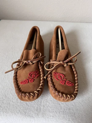 Zapatilla mocasín Noah x Minnetonka suela blanda con alas - Talla 9 - Totalmente nueva Foto 1 de 4