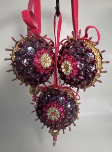 3 Vintage Perlen Stecknadel Ornament Paar Rosa Satin Gold Zopf Mehrfarbig - Bild 1 von 11