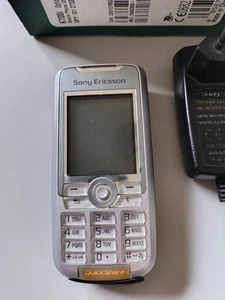 Sony Ericsson K7001 - Mobile Phone GSM 900/1800/1900 - Optic Silver - Bild 1 von 3