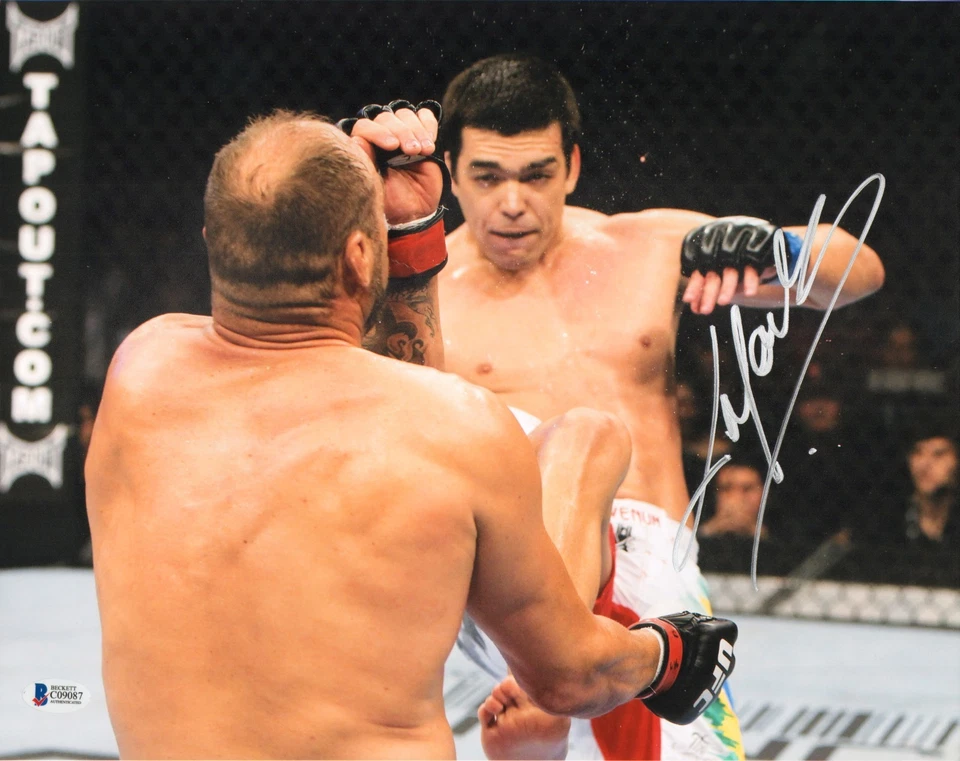 Foto firmada por Lyoto Machida 11x14 BAS Beckett certificado de autenticidad UFC 129 foto autógrafa Foto 1 de 4