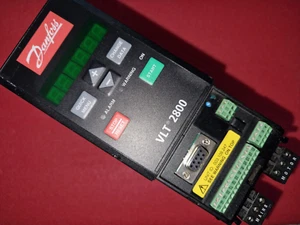 Danfoss Frequenzumrichter VLT 2800 Type: VLT2803PS2B20STR1DBF00A00 P/N: 195N0003 - Picture 1 of 2