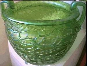 MUSEUM QUALITY LOETZ GREEN RIBBED IRIDESCENT GLASS VASE ca 1900 - Picture 1 of 3