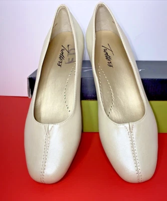 Новый в коробке Trotters женщин 'Дорис' белый жемчуг кожаные туфли-лодочки балетки - размер 6 M - Изображение 1 из 4