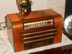 GENERAL ELECTRIC GE TUBE RADIO TWO TONE WOOD CABINET RESTORED! VERY NICE! WORKS! - Picture 1 of 20