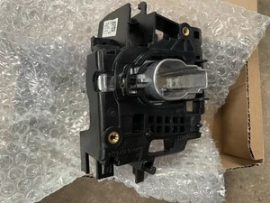 BMW I3 L01 TÜRGRIFF TRÄGER VORNE LINKS 51217290863 - Bild 1 von 5