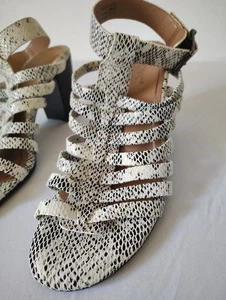 Neu ohne Karton Vionic Sami Käfig-Sandalen Schlangenmuster offene Zehenpartie Blockabsatz schwarz weiß Gr. 10 - Bild 1 von 7