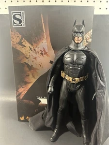 FIGURA HOT TOYS DC BATMAN COMIENZA ESCALA 1/6 MMS595 USADA TRILOGÍA CABALLERO OSCURO - Imagen 1 de 7