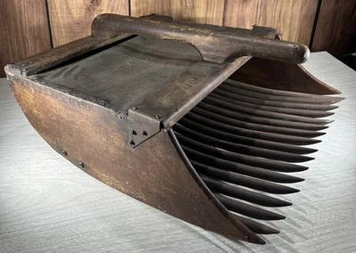 Винтажный СОВОК для СБОРА КЛЮКВЫ из дерева и металла Makepeace & Co - Изображение 1 из 4