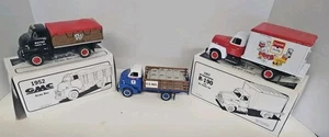 Lote de camiones First Gear 1/34 1952 GMC 1957 International 1952 GMC Mail Truck - Imagen 1 de 10