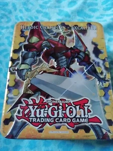 Yu-Gi-Oh! Tin 2012 Campione Eroico Excalibur, vuoto + 100 carte - Foto 1 di 2