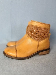 Stivaletti Carly all'uncinetto in pelle Latigo marrone cammello taglia 6,5 M cowgirl country western - Foto 1 di 14